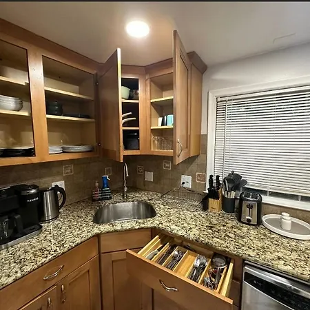 Homestay -no16- Extra Spacious In A House - 10 Min To Line T Station & College - Centrally Located At Brighton *
