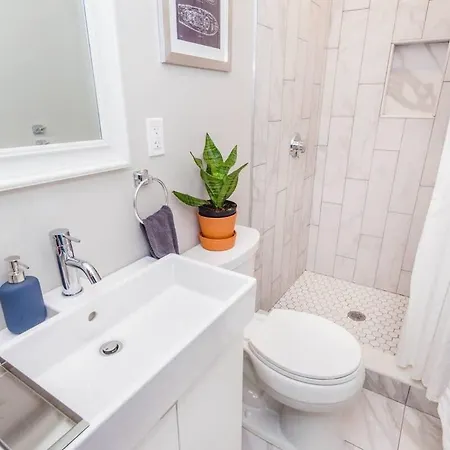 Bright & Spacious Near T Holiday home *