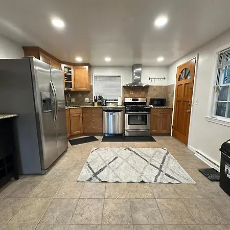 Homestay -no16- Extra Spacious In A House - 10 Min To Line T Station & College - Centrally Located At Brighton Boston