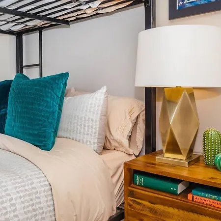 Bright & Spacious Near T Holiday home