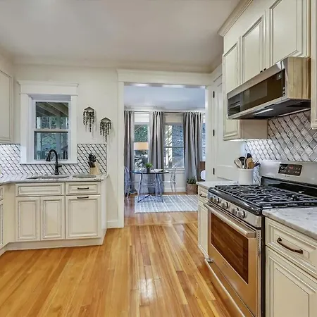 Holiday home Stylish Renovation Near T Boston