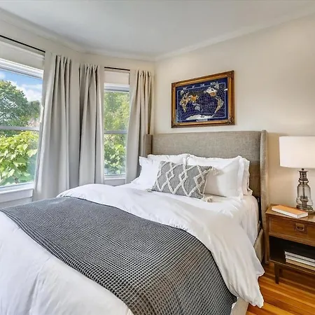 Stylish Renovation Near T Holiday home