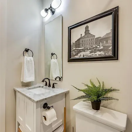 Stylish Renovation Near T Holiday home