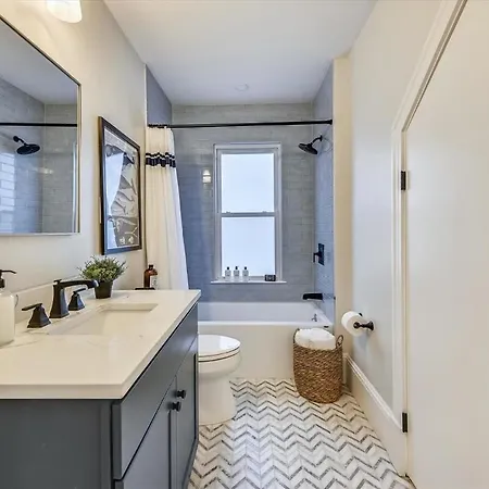 Spacious New Renovation Near T Holiday home *