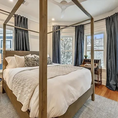 Holiday home Spacious New Renovation Near T Boston