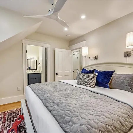 Holiday home Spacious New Renovation Near T Boston