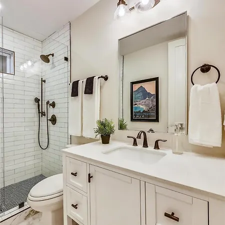 Stylish Renovation Near T Holiday home
