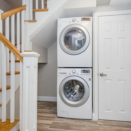 Bright & Spacious Near T Holiday home *