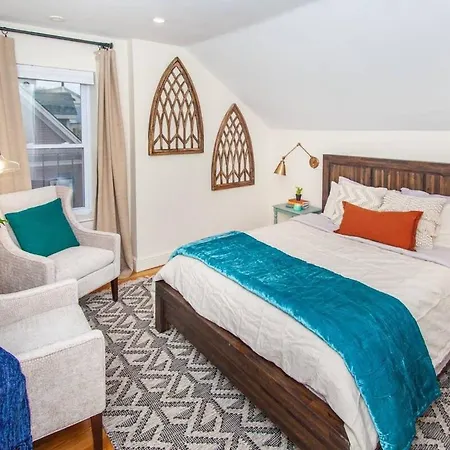 Cozy Oasis Near South End Holiday home *