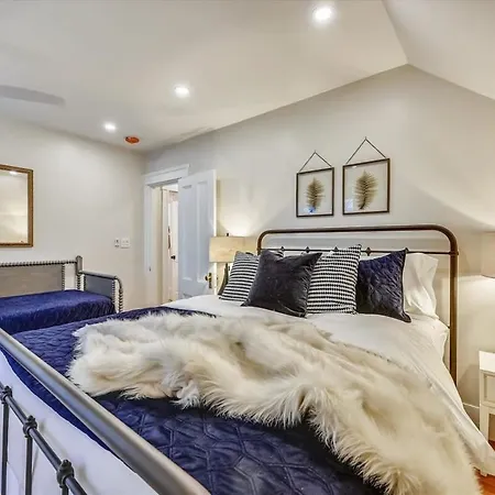 Holiday home Spacious New Renovation Near T Boston