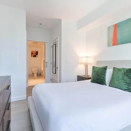 Seaport Retreat - Rooftop Pool & Gym Boston
