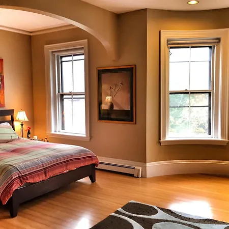 Historic Jp Brownstone Apartment
