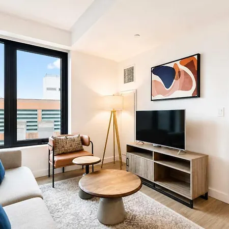 Luxury Seaport Rooftop & Pool Apartment *