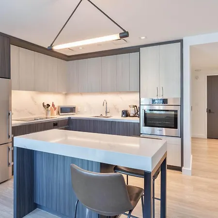 Apartment Seaport Retreat - Rooftop Pool & Gym *