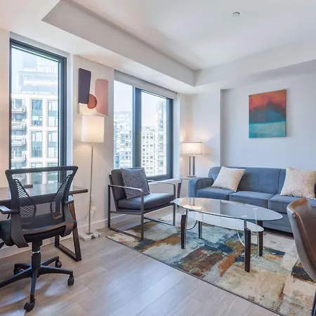 Seaport Retreat - Rooftop Pool & Gym Apartment