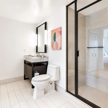 Luxury Seaport Rooftop & Pool Apartment *