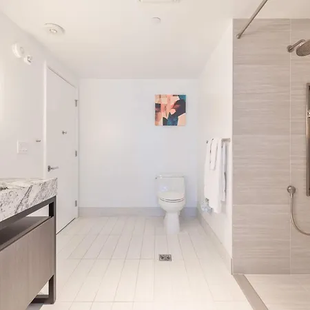 Seaport Retreat - Rooftop Pool & Gym *