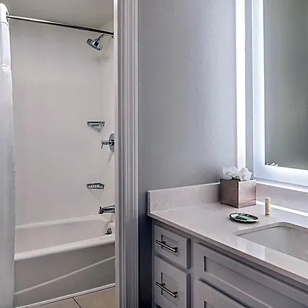 Hotel By Marriott Harbor On Tudor Wharf 3*