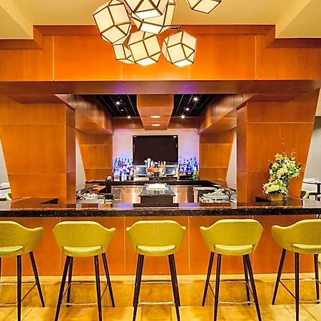 Courtyard By Marriott Logan Airport