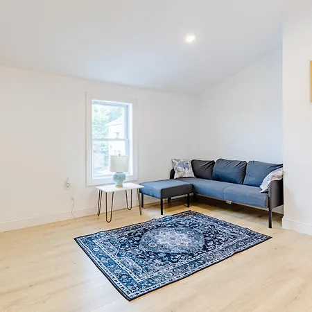 154r Newley Renovated Sunny Spacious Quite In Brighton *