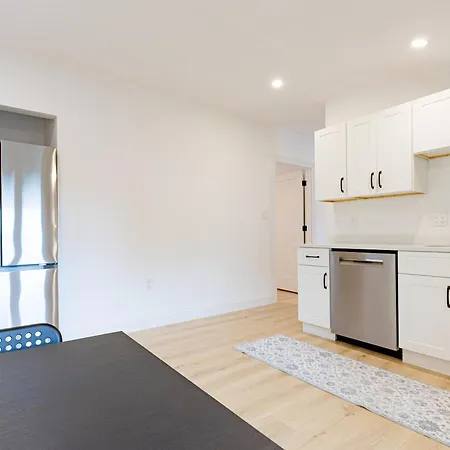 154r Newley Renovated Sunny Spacious Quite In Brighton