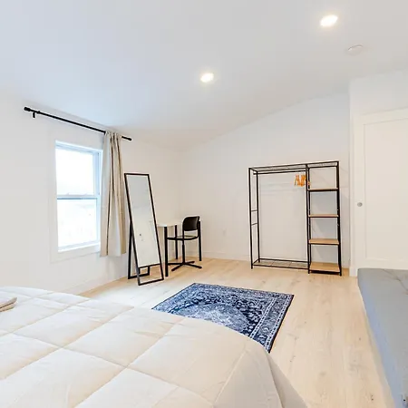154r Newley Renovated Sunny Spacious Quite In Brighton
