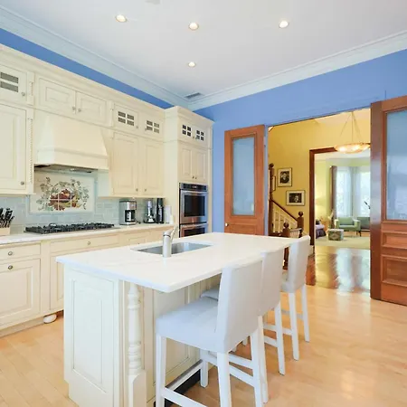 Brownstone Stay, Includes Parking Holiday home