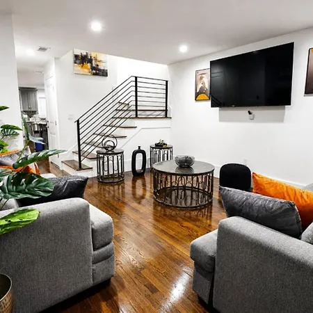 New 4-bedroom, 5 Bed, 2.5bath Near Downtown Holiday home