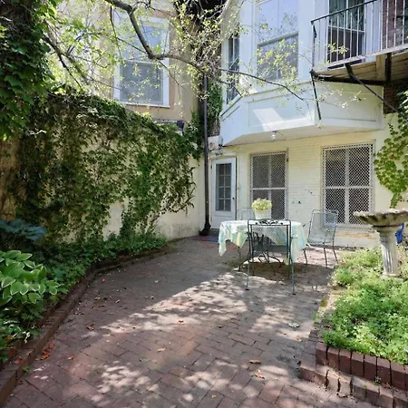 Brownstone Stay, Includes Parking Holiday home *