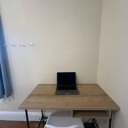 -no67- Fancy In A House - Steps To College & Line At Brighton Homestay
