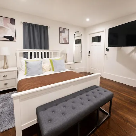 Holiday home New 4-bedroom, 5 Bed, 2.5bath Near Downtown