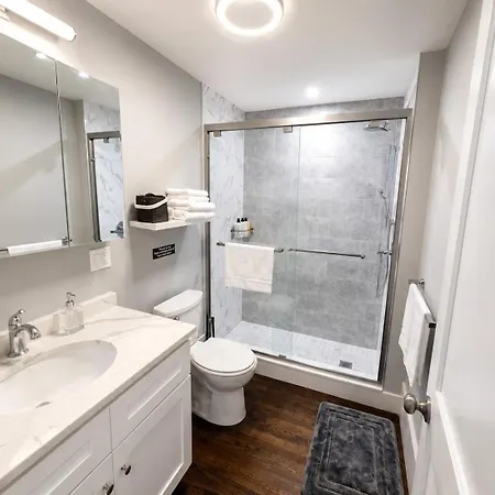 Holiday home New 4-bedroom, 5 Bed, 2.5bath Near Downtown Boston