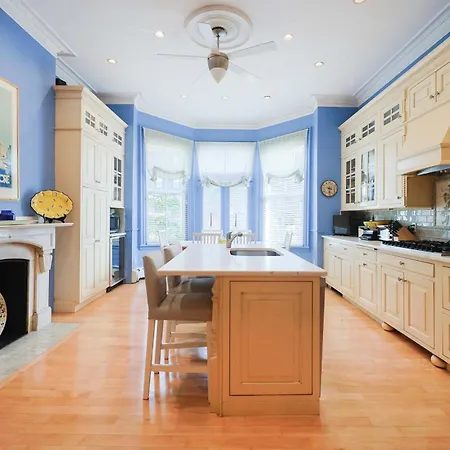 Brownstone Stay, Includes Parking Holiday home