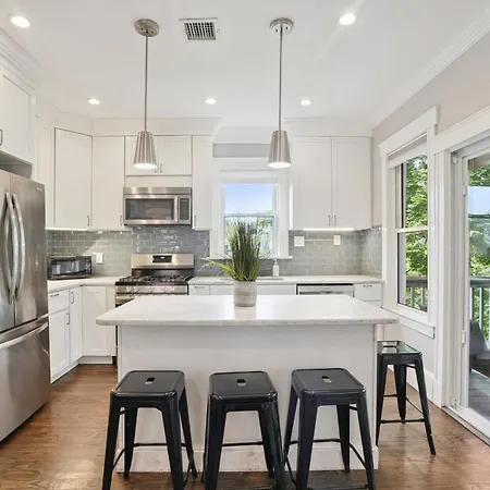 Contemporary Duplex Near The T Holiday home *