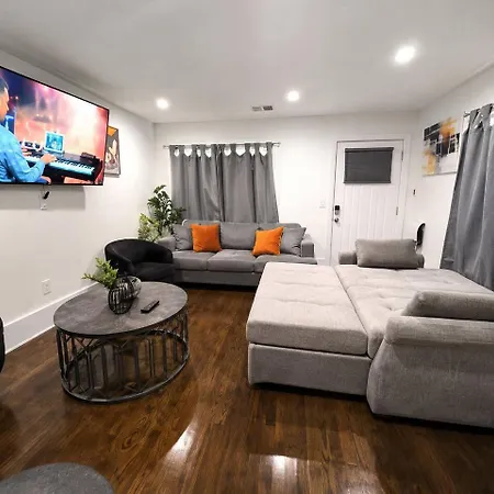 Holiday home New 4-bedroom, 5 Bed, 2.5bath Near Downtown *