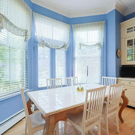 Brownstone Stay, Includes Parking Holiday home