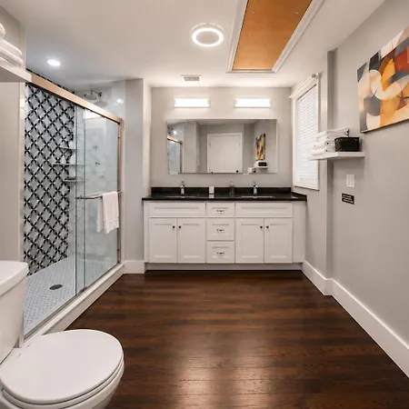 New 4-bedroom, 5 Bed, 2.5bath Near Downtown Holiday home Boston
