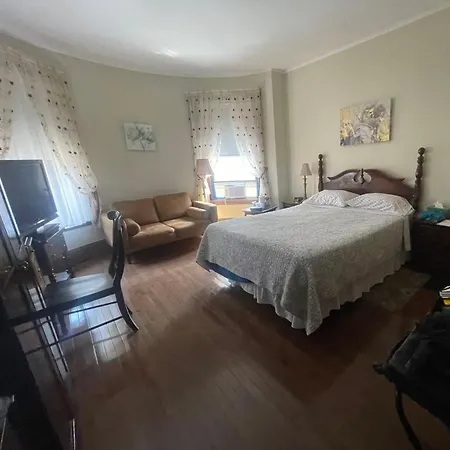 Fenway Park Brownstone Homestay *