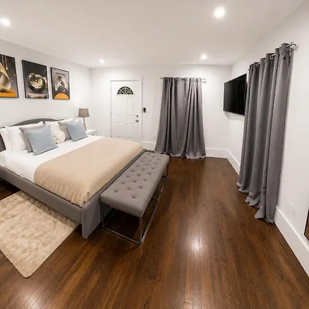 Holiday home New 4-bedroom, 5 Bed, 2.5bath Near Downtown
