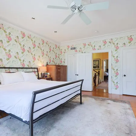Brownstone Stay, Includes Parking *