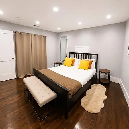 New 4-bedroom, 5 Bed, 2.5bath Near Downtown Holiday home