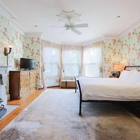 Brownstone Stay, Includes Parking *