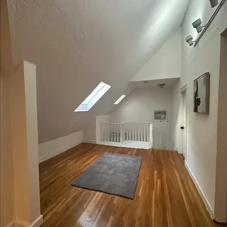 -no70- Fancy In A House - Walking Distance To Line T Station - Centrally Located At Brighton *