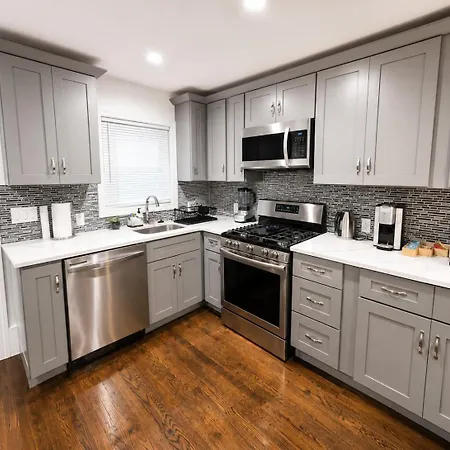 New 4-bedroom, 5 Bed, 2.5bath Near Downtown Holiday home Boston
