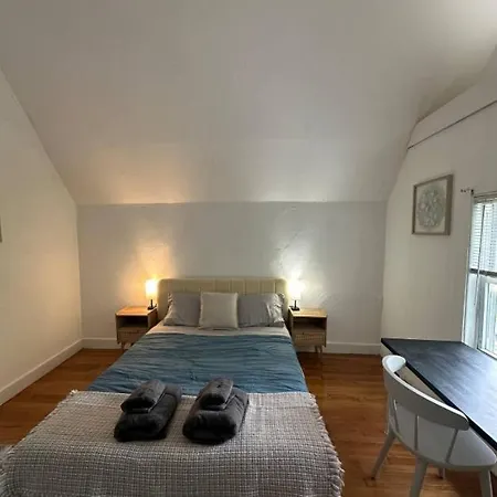 Homestay -no70- Fancy In A House - Walking Distance To Line T Station - Centrally Located At Brighton *