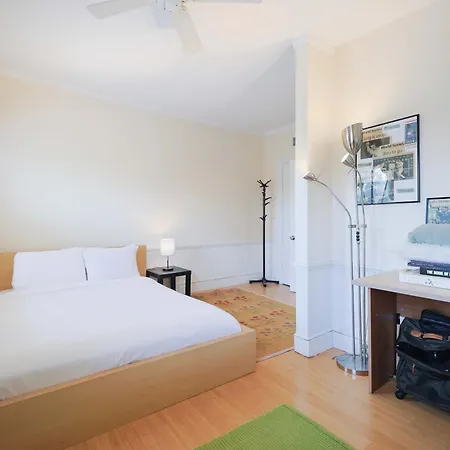 Brownstone Stay, Includes Parking Holiday home *