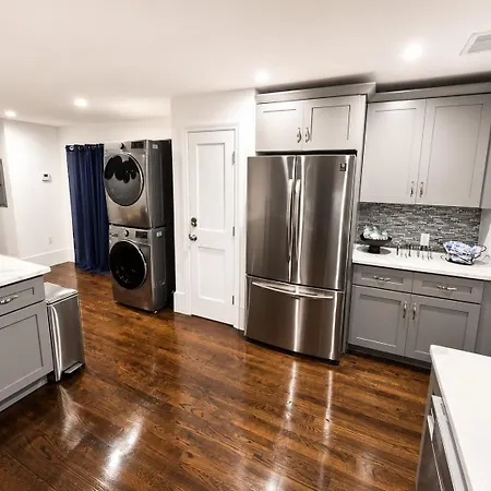 New 4-bedroom, 5 Bed, 2.5bath Near Downtown Holiday home *
