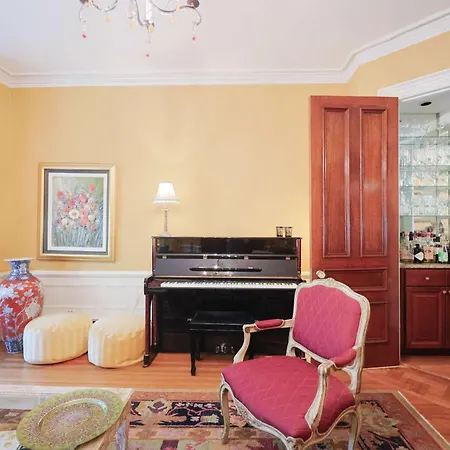 Brownstone Stay, Includes Parking Holiday home