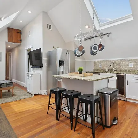 Contemporary Duplex Near The T Holiday home