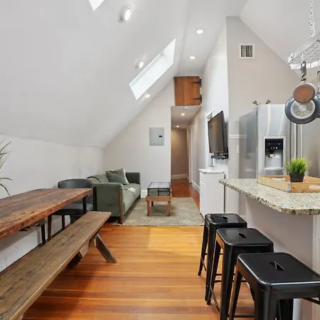 Contemporary Duplex Near The T Holiday home *